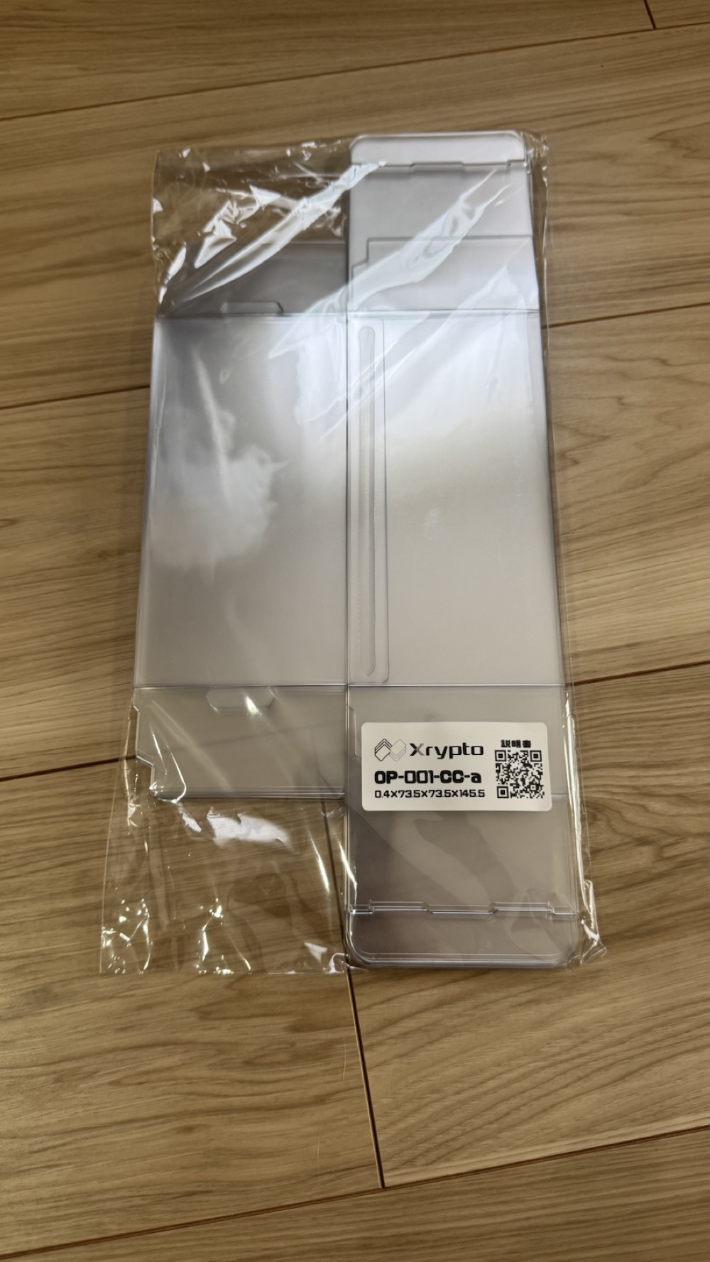 購入したXrypto ONE PIECEカードゲーム用BOXローダーと、サイズが記載された商品ラベル